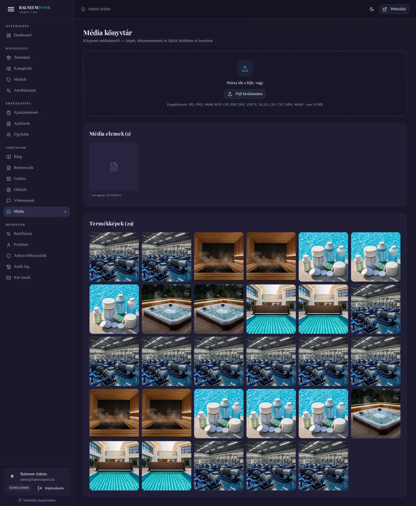 Admin /admin/media — desktop nézet, sötét téma. Médiatár sötétben: feltöltött termékképek galériája, drag-and-drop upload zóna, kijelölés és tömeges műveletek.