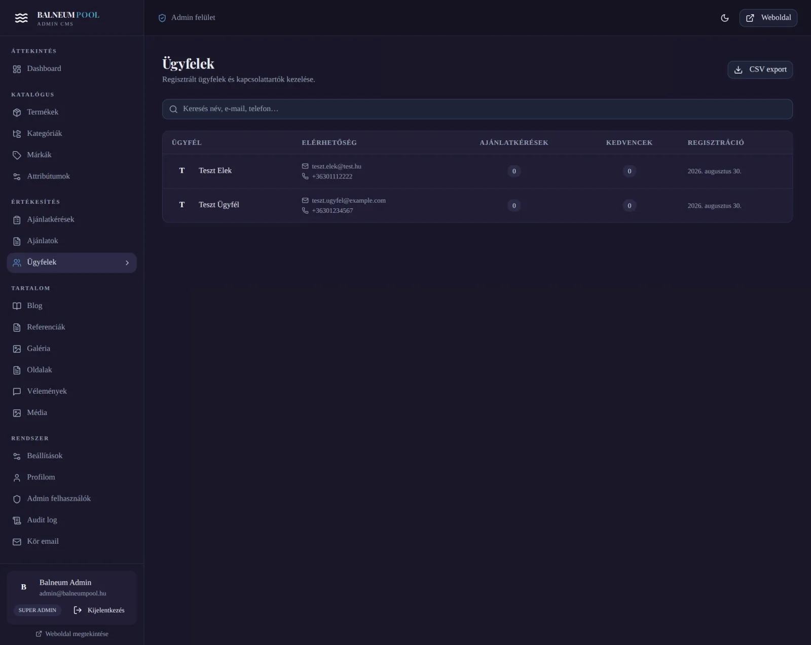 Admin /admin/ugyfelek — desktop nézet, sötét téma. Vásárlói fiókok listája: email, telefonszám, regisztráció dátuma, utolsó bejelentkezés. Sötét sor-színátmenetek a jobb olvashatóságért.