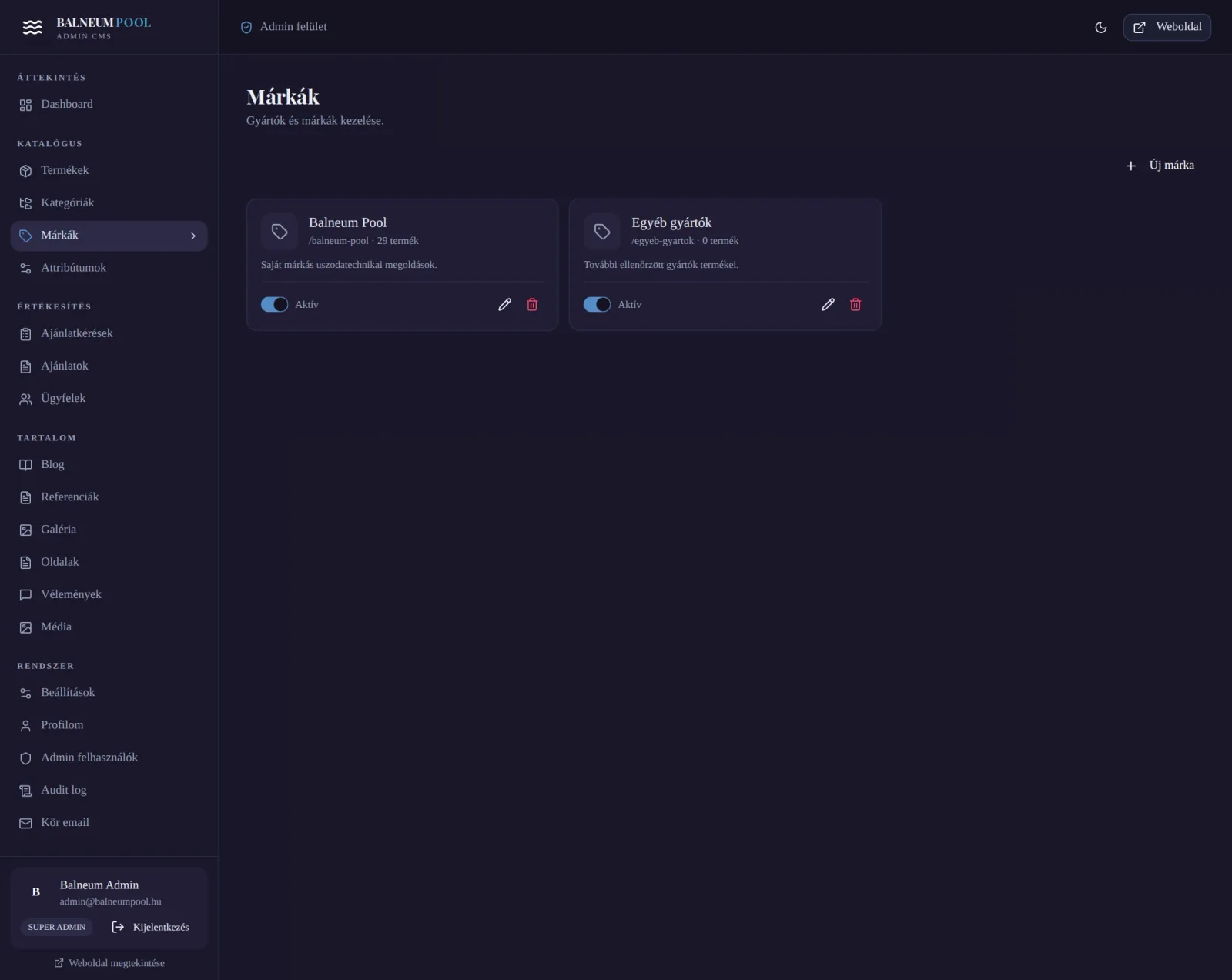 Admin /admin/markak — desktop nézet, sötét téma. Márkák listája: AstralPool, Hayward, Pentair, stb. Inline szerkesztés, logó upload, termék-szám szerinti statisztika.