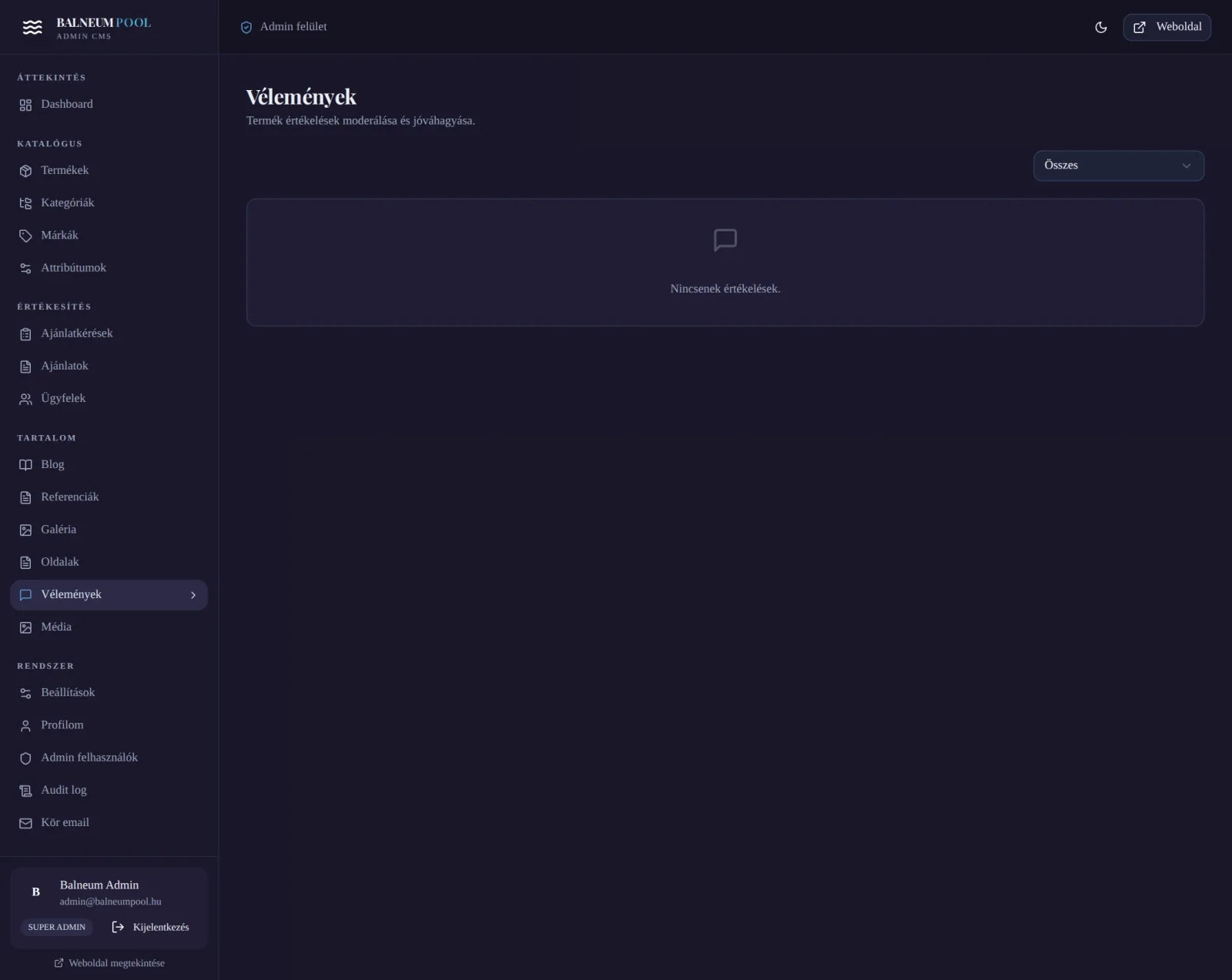 Admin /admin/velemenyek — desktop nézet, sötét téma. Ügyfél vélemények moderálása: értékelés (1-5 csillag), szöveges visszajelzés, jóváhagyás / elutasítás gomb.