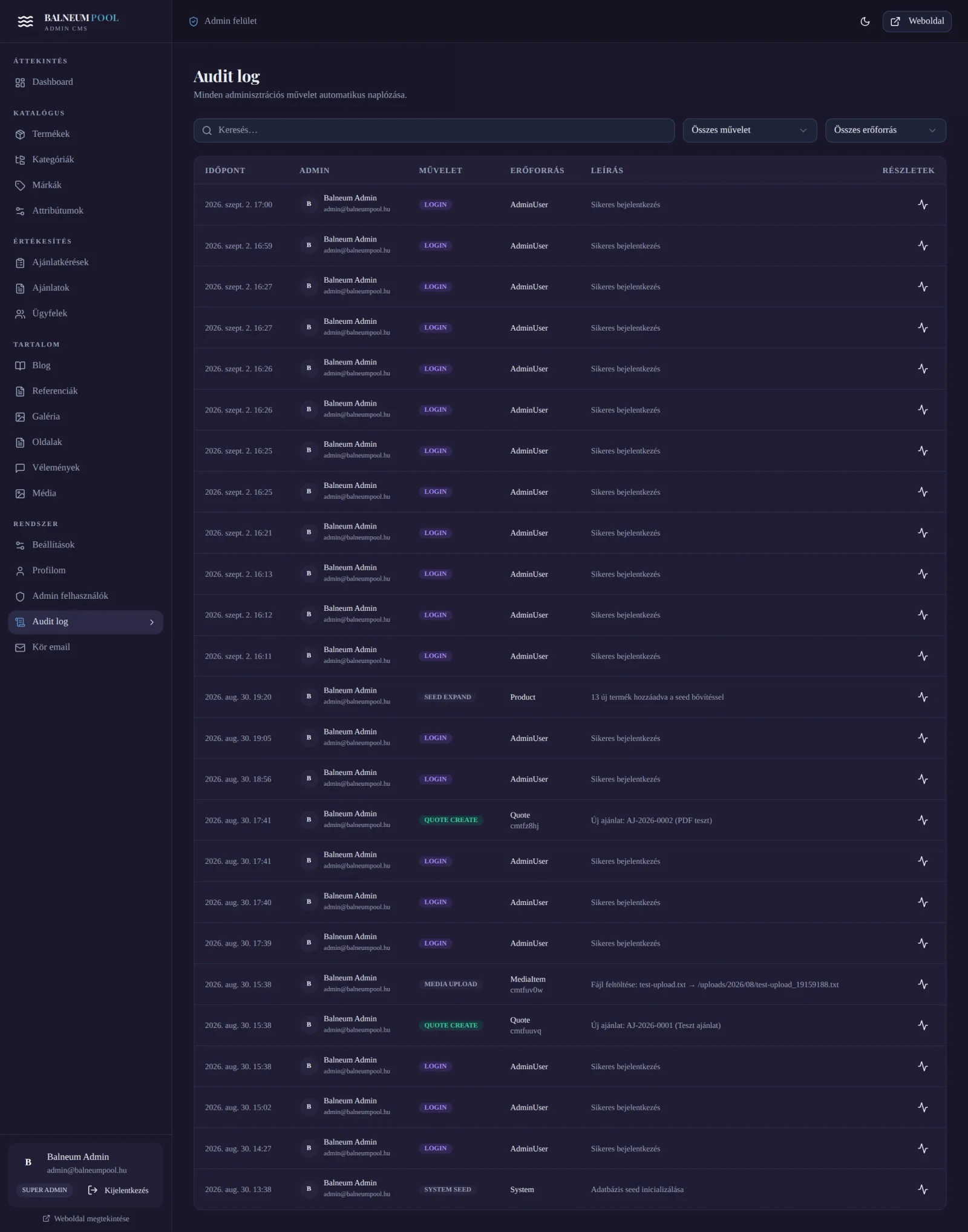 Admin /admin/audit-log — desktop nézet, sötét téma. Audit log feed: minden admin művelet időrendben (ki, mit, mikor, IP cím, success/error). Sötét monospace font a log sorokhoz.